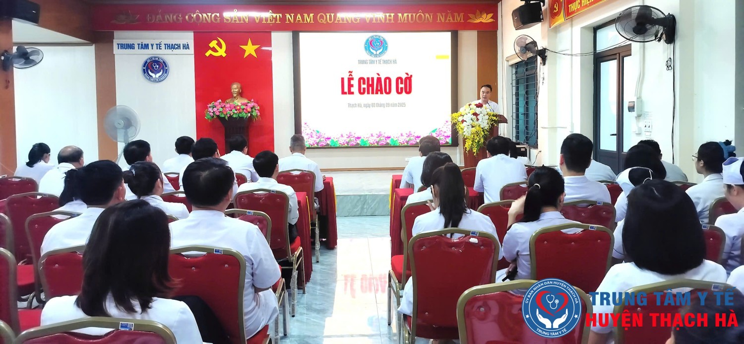 Toàn cảnh lễ chào cờ tháng 9/2025 tại Trung tâm Y tế Thạch Hà