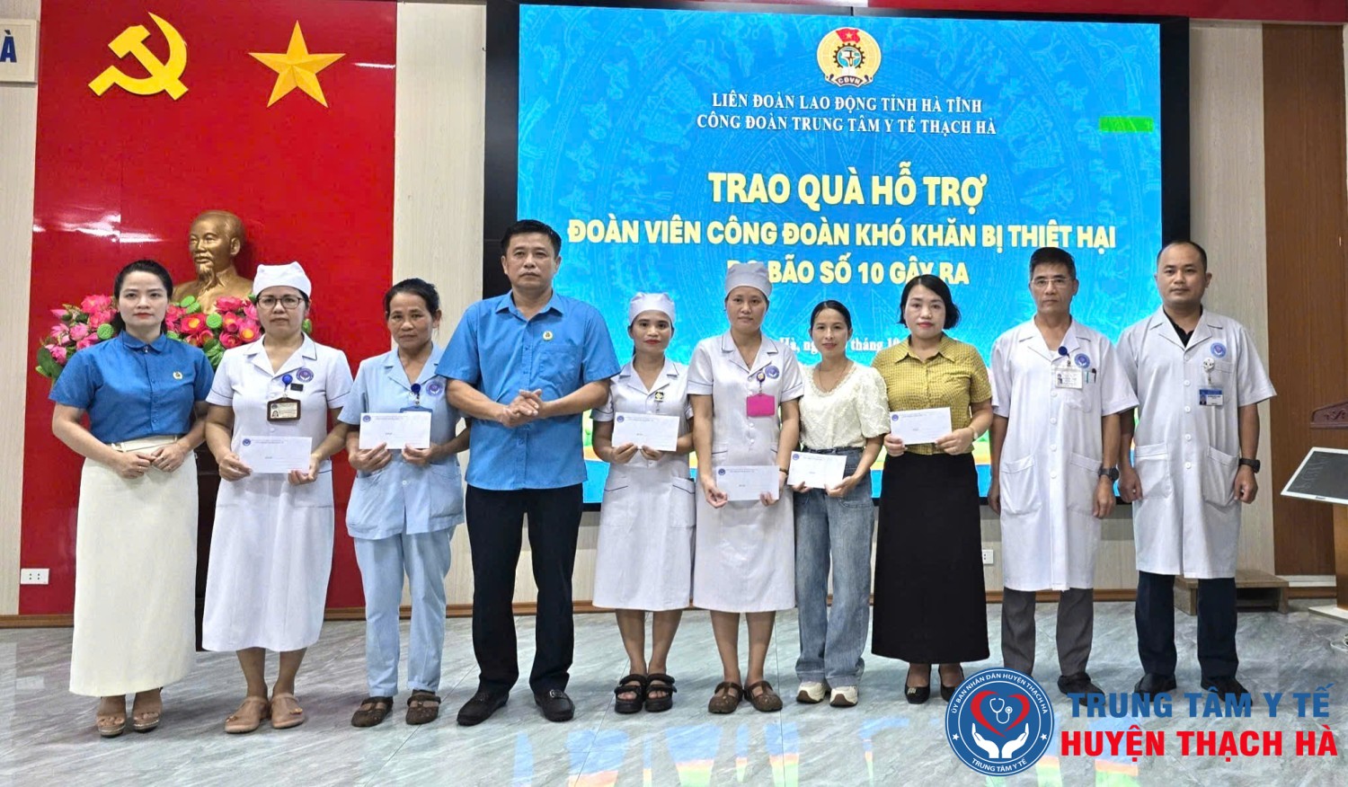 Đồng chí Lê Nữ Ái Chi – Phó Ban Công đoàn Khu kinh tế, Liên đoàn Lao động tỉnh cùng lãnh đạo Trung tâm trao quà cho đoàn viên nữ có hoàn cảnh khó khăn.