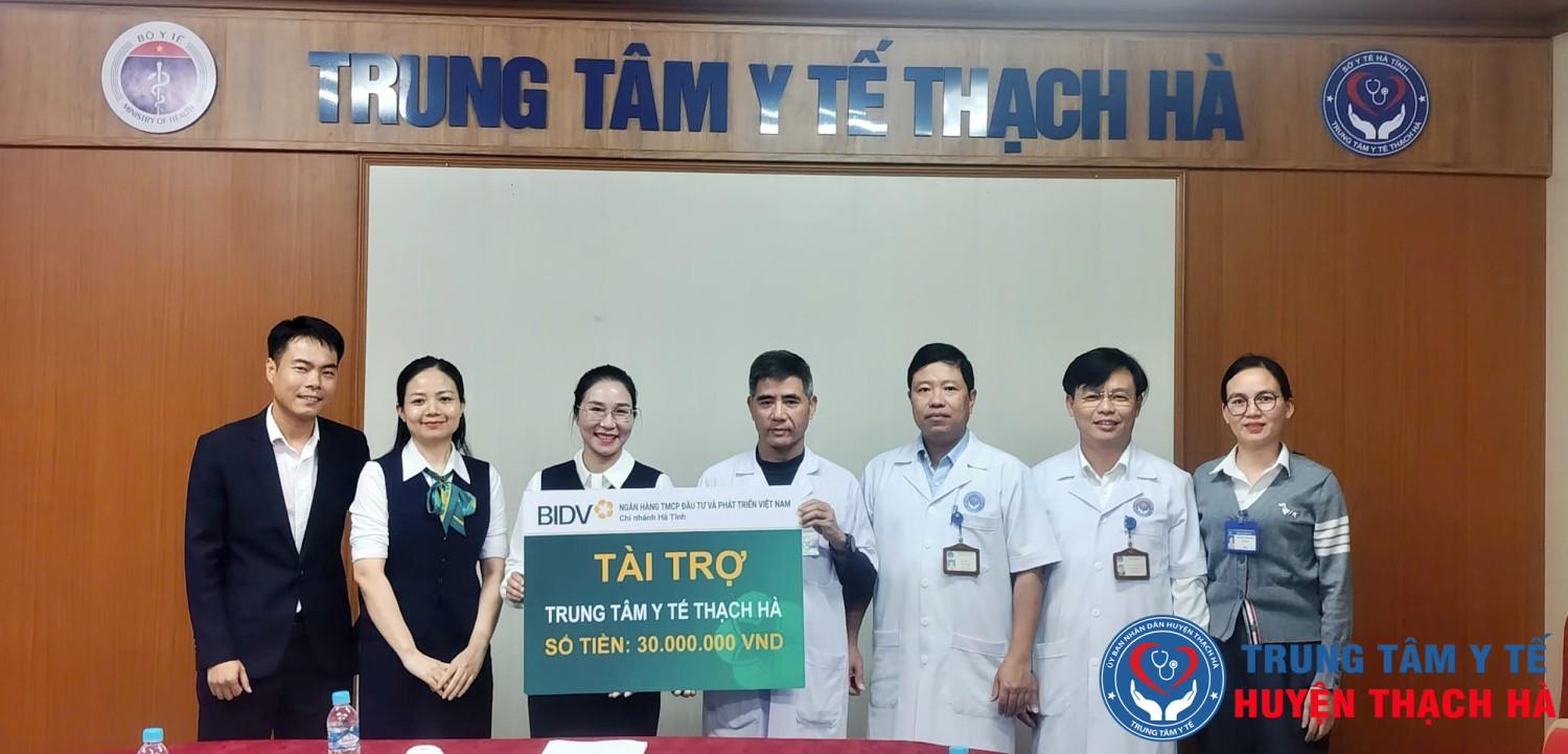 Đại diện BIDV Hà Tĩnh trao quà – Ban Giám đốc Trung tâm tiếp nhận và gửi lời cảm ơn.