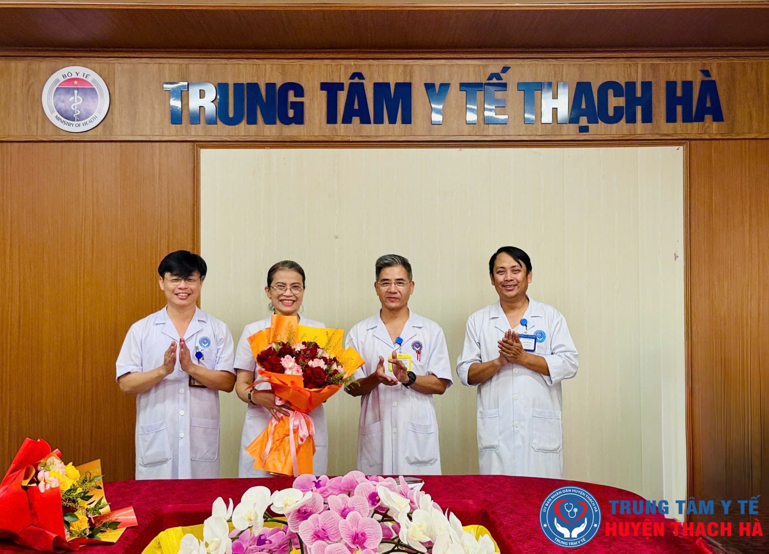 Đại diện Ban Giám đốc TTYT Thạch Hà tặng hoa chúc mừng Ngày Quốc tế Điều dưỡng 12/5