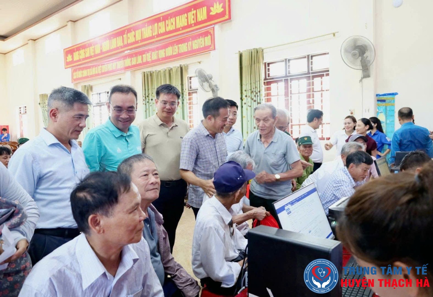 TTYT THẠCH HÀ PHỐI HỢP KHÁM BỆNH, TẶNG QUÀ TRI ÂN NGƯỜI CÓ CÔNG TẠI XÃ VIỆT XUYÊN